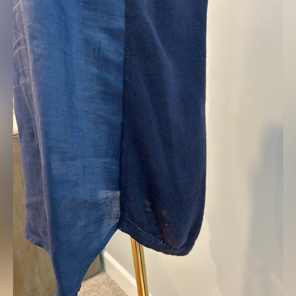 Foxcroft Linen and Cotton Sleeveless Tank Top, button detail, size Medium Navy - Picture 5 of 11